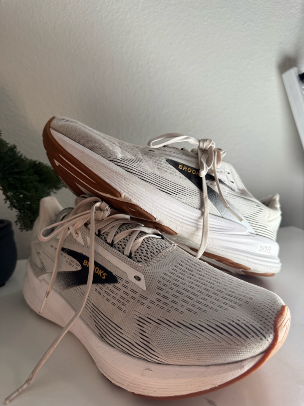 Brooks Revel 8 Men's Running Shoe in White with Black and Gold Logo - Picture 5 of 10